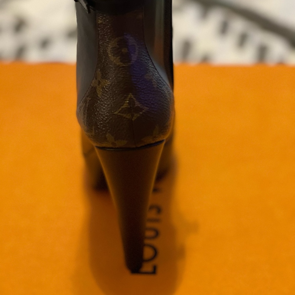 Louis Vuitton brand new never worn. They are narrow. - Picture 3 of 4